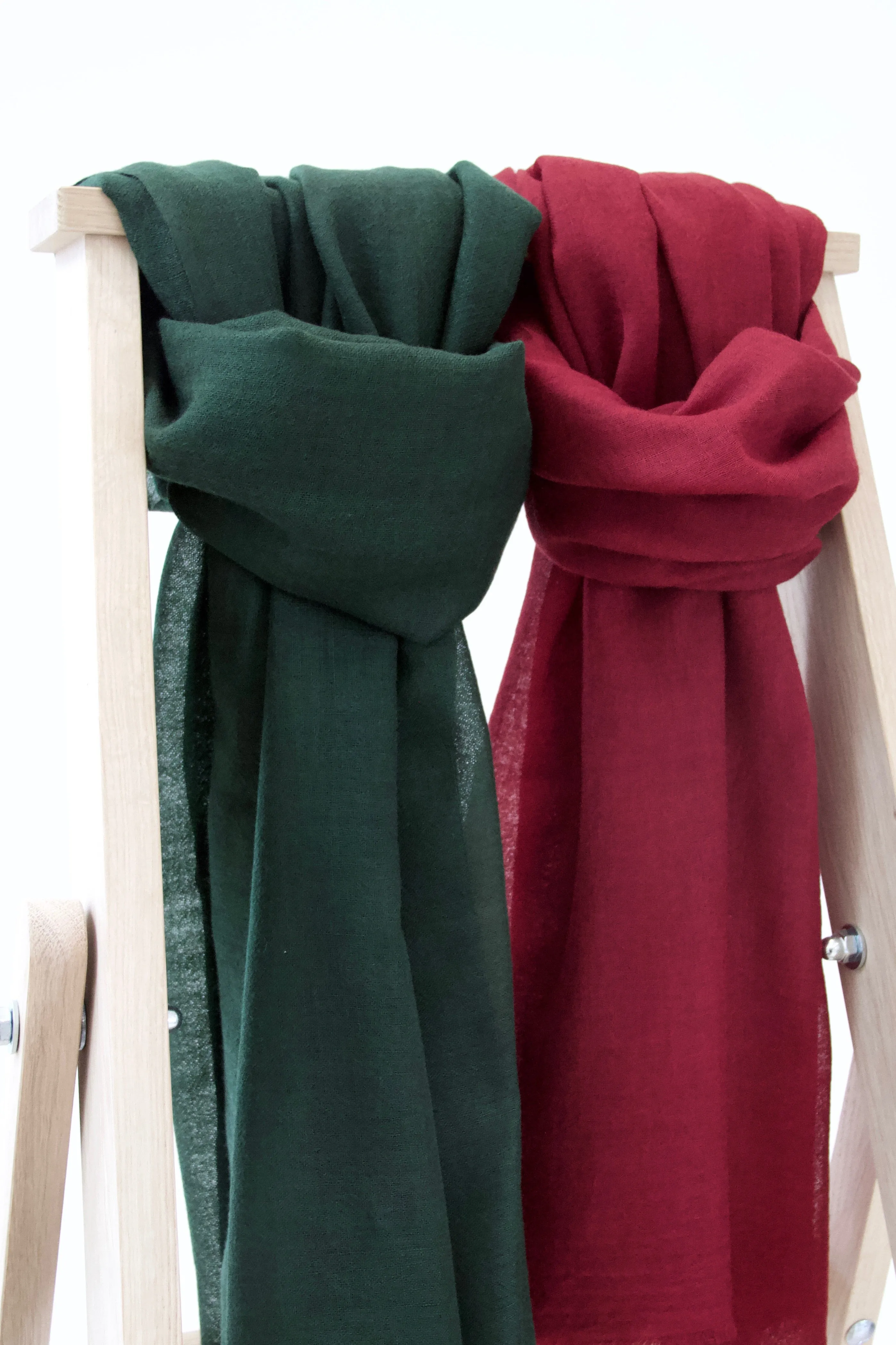 Green scarf in 100% pure soft wool